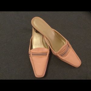 Hilliard & Hansen pink mules with ribbon decor